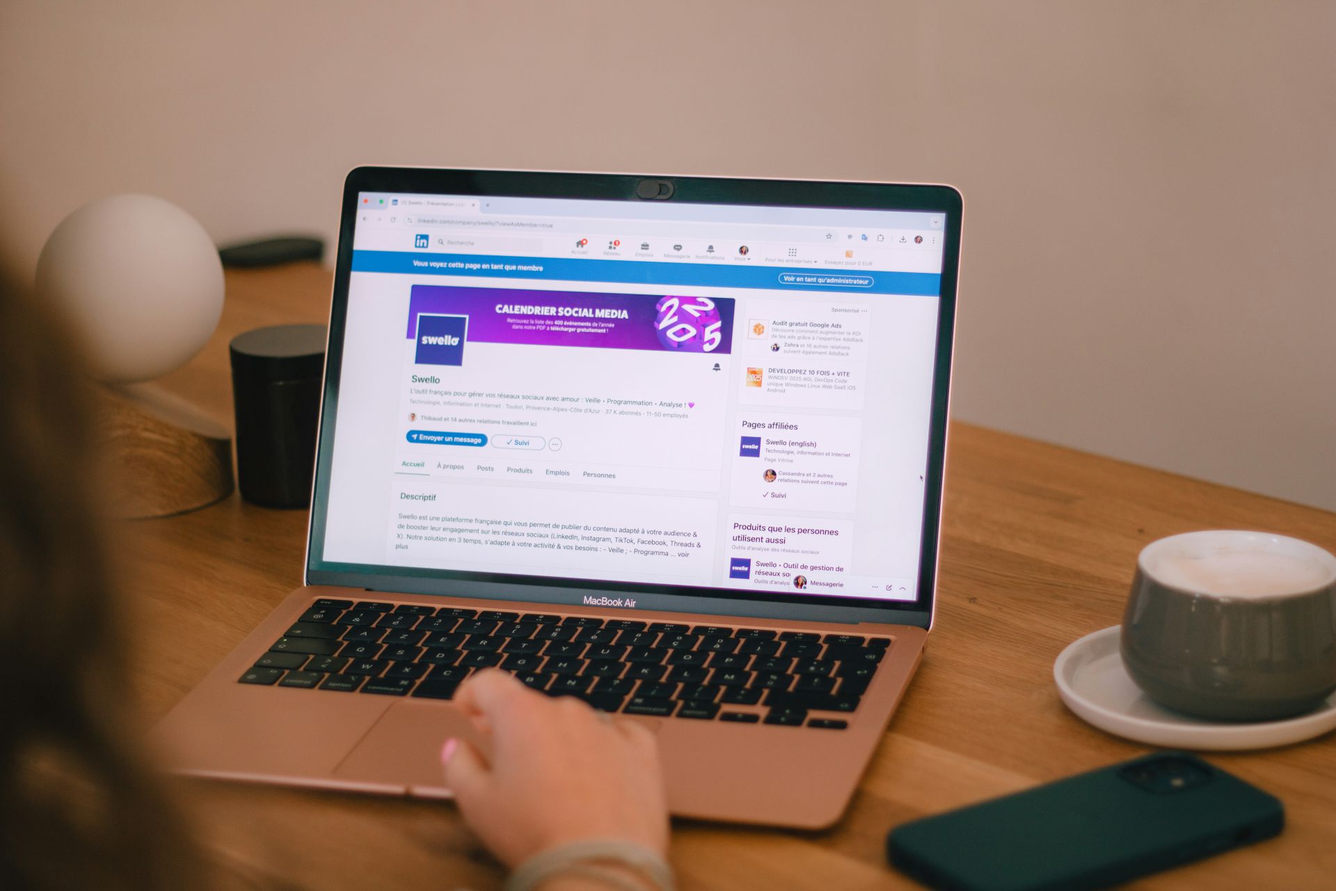 Linkedin logosu ve sağlık turizmiyle ilgili dijital pazarlama simgeleriyle çevrili, profesyonel bir ortamda bilgisayar başında çalışan bir kişi. Arka planda dünya haritası ve bağlantı ikonları yer alıyor. Görselde Linkedin ve Sağlık Turizminde Dijital Pazarlama başlığı okunuyor. Görselin tonu profesyonel ve motive edici.